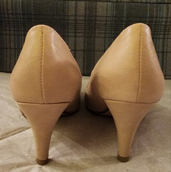 Nude/tan/pinky Round Toe Pumps - Picture 3 of 6